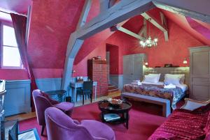 a room with a bed and a table and chairs at Parc Royal Appartements in Paris
