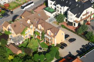 an overhead view of a large house in a suburb at Willa Meander in Łeba