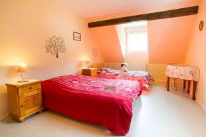 a bedroom with two beds and a window at Chez Christian in Breitenbach-Haut-Rhin