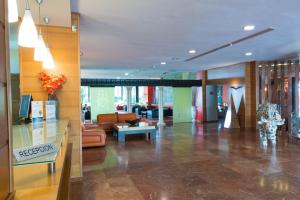 una hall di un hotel con area reception di BLUESEA Al Andalus a Torremolinos Altre 21 foto