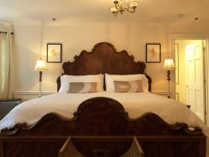 
A bed or beds in a room at Ivy Manor Inn Village Center
