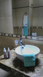 ein Badezimmer mit einem weißen Waschbecken und einem Spiegel in der Unterkunft Villa Bonita Apartment in Sonnenstrand + 54 Fotos