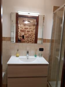 La salle de bains est pourvue d'un lavabo et d'un miroir. dans l'établissement Il Grottino, à Pescasseroli