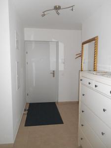 Zimmer mit einer weißen Tür und einem Spiegel in der Unterkunft Nordrand-Apartment in Wien
