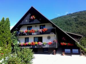 um edifício com caixas de flores nas varandas em Apartments Zorč em Bohinj