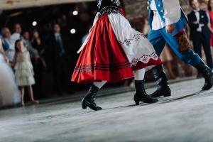 KiszkowoにあるRanczo w Dolinieの赤い服を着た少女