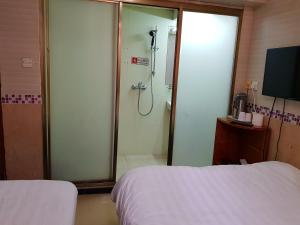 Uma cama ou camas num quarto em Astronaut's Hotel