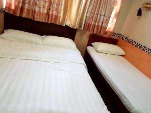 Uma cama ou camas num quarto em Astronaut's Hotel