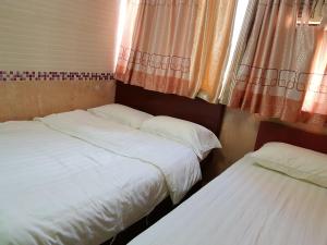 Uma cama ou camas num quarto em Astronaut's Hotel