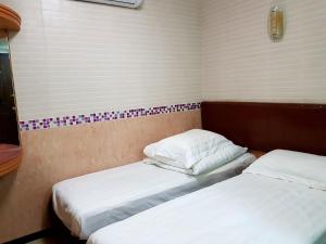 Uma cama ou camas num quarto em Astronaut's Hotel