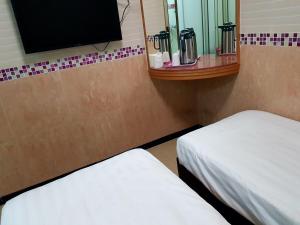 Uma cama ou camas num quarto em Astronaut's Hotel