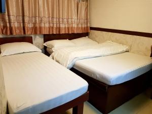 Uma cama ou camas num quarto em Astronaut's Hotel