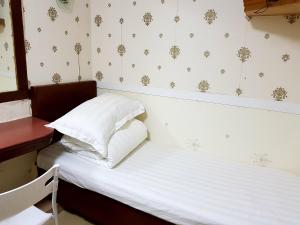 Uma cama ou camas num quarto em Astronaut's Hotel