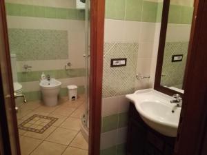 uma casa de banho com um lavatório, um WC e um chuveiro em Casa Signorile em Càbras