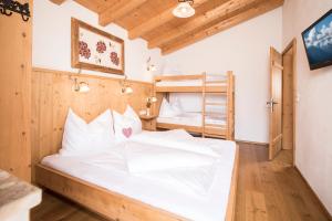 Postel nebo postele na pokoji v ubytování Chalets Aue