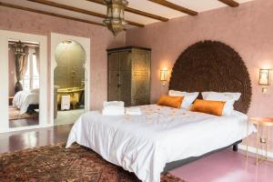 Tempat tidur dalam kamar di Riad SPA "Les Portes de l'Orient" TOURS