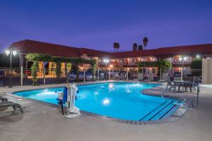 una piscina en un hotel por la noche en Laurel Inn & Conference Center en Salinas