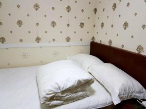 Uma cama ou camas num quarto em Astronaut's Hotel