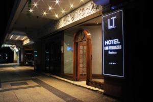 a hotel us rooms sign on the side of a building at Hotel Las Terrazas Business in Chillán