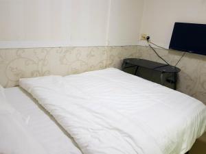 Uma cama ou camas num quarto em Astronaut's Hotel