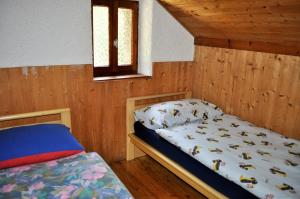 Giường trong phòng chung tại Rustico Gola di Lago