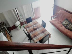 sala de estar con mesa y sofá en Escape a la Naturaleza, en Santa Ana