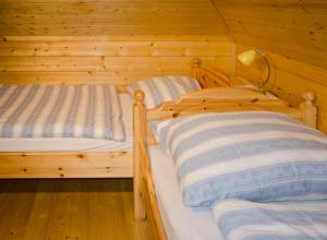 En eller flere senge i et værelse på Rüggenhütte