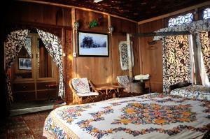 Postel nebo postele na pokoji v ubytování heritage geneva house boat