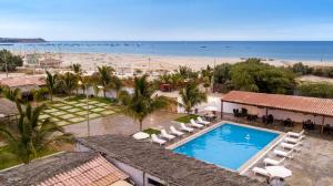 En udsigt til poolen hos ÓRGANOS BEACH bungalows & suites eller i nærheden