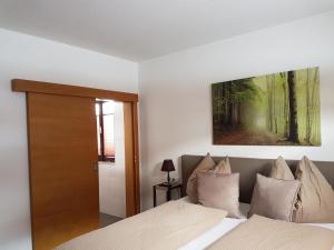 ein Schlafzimmer mit 2 Betten und einem Wandgemälde in der Unterkunft Appartement Reindl 2 in Kaprun