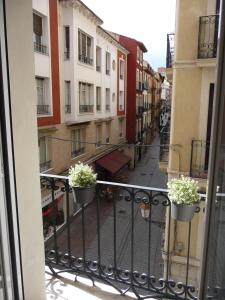 - Balcón con vistas a la calle en Suite Loft Laurel, en Logroño