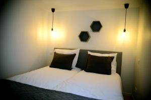 เตียงในห้องที่ M-Maastricht