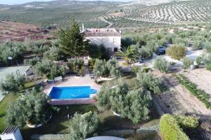 una vista aérea de una villa con piscina en Agroturismo Ecologico el Cortijillo en Luque