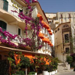 un edificio con dei fiori sul lato di Hotel Marconi a Sperlonga