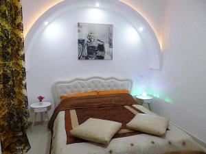 - une chambre avec un lit et 2 tables de chevet dans l'établissement Siberia Rooms, à Vérone