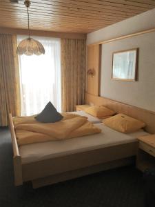 une chambre avec deux lits et une fenêtre dans l'établissement Haus Alpina, à Kaunertal 62 autres photos