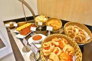 a buffet of different types of bread and pastries at Transamerica Fit Jacareí in Jacareí