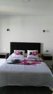 カンデラリアにあるLUXURY VILLA Atlantico Viewsのベッドルーム1室(大型ベッド1台、枕2つ付)
