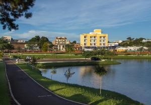 Výhled na řeku, která protéká v blízkosti hotelu
