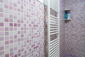 ログローニョにあるSuite Loft Laurelのピンクと白のタイルの壁のバスルーム