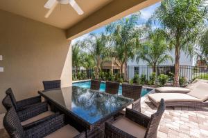 Bilde i galleriet til Vibrant Home by Rentyl Near Disney with Private Pool, Themed Room & Resort Amenities - 401N i Orlando