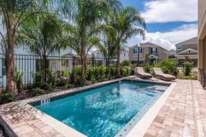 Piscina a Vibrant Home by Rentyl Near Disney with Private Pool, Themed Room & Resort Amenities - 401N o a prop