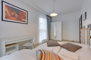 グダニスクにあるThe Columbus - Nadmorze Premiumのベッドルーム(白いベッド2台、暖炉付)