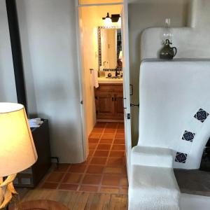um quarto com um corredor com uma cozinha e uma mesa em Old Taos Guesthouse B&B em Taos