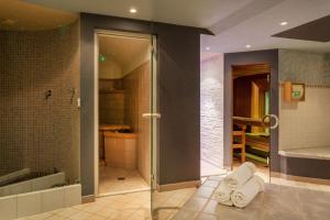 Koupelna v ubytování Hotel Eden Wellness