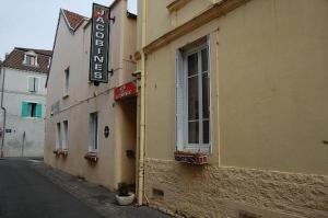 a building with a sign on the side of it at Hôtel des Jacobines in Chalon-sur-Saône