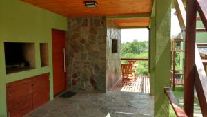 Habitación con pared de piedra y patio. en El Breton in 