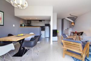 uma sala de jantar e cozinha com mesa e cadeiras em Central Apartment em Atenas