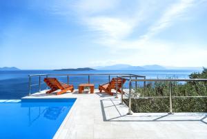 a swimming pool with a view of the ocean at Villa Coin de Paradis in Sivota