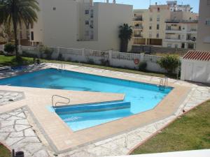 - une piscine au milieu d'un bâtiment dans l'établissement Corona 204 Apartments Casasol, à Nerja